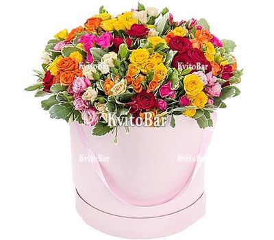 Різнокольорові троянди в коробці