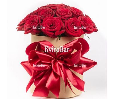 Бордовые розы в коробке