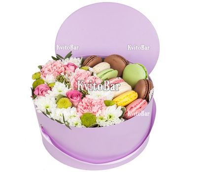 Макарунс і квіти в коробці