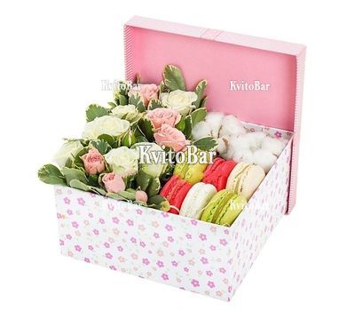 Macaroons with flowers