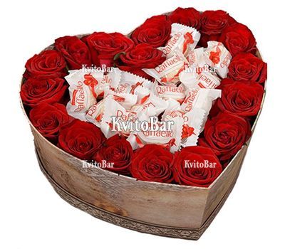 Троянди та цукерки в коробці