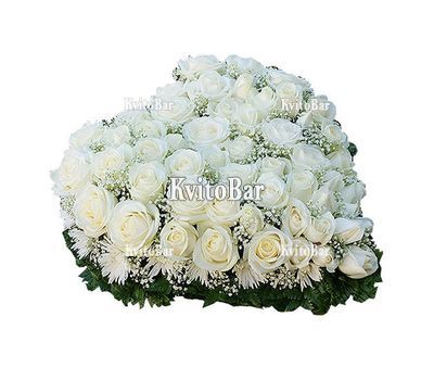 Серце з білих троянд і хризантем