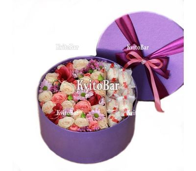 Квіти та цукерки Рафаелло в коробці