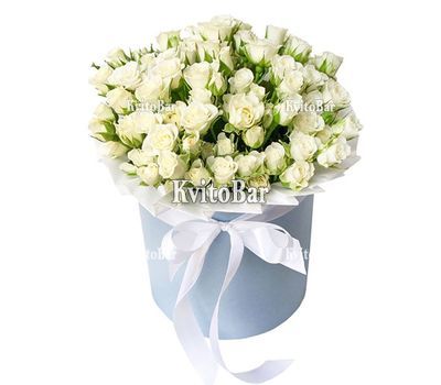 Дрібні кущові троянди в капелюшній коробці