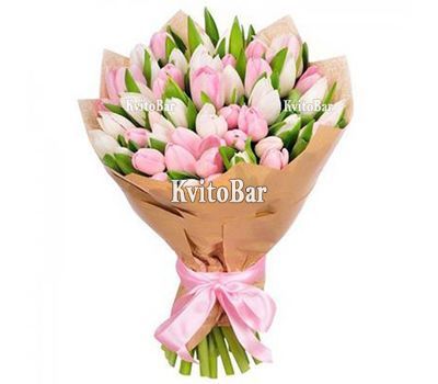 Букет розовых и белых тюльпанов