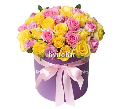 Красиві троянди в коробці