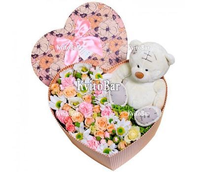Квіти і плюшевий ведмедик в коробці