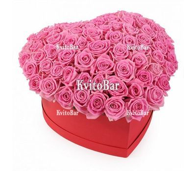 Розкішні троянди в коробці на ювілей