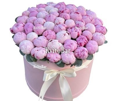 Рожеві півонії в коробці