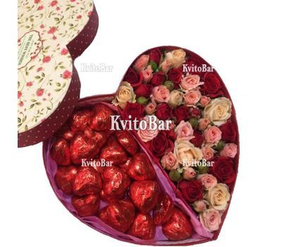 Коробка з квітами та цукерками