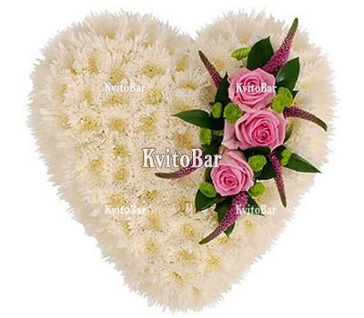 Композиція серце із хризантем і троянд