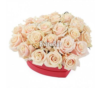 Серце з кремових троянд