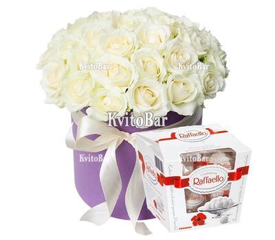 Білі троянди в капелюшній коробці