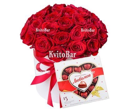 Червоні троянди в круглій коробці