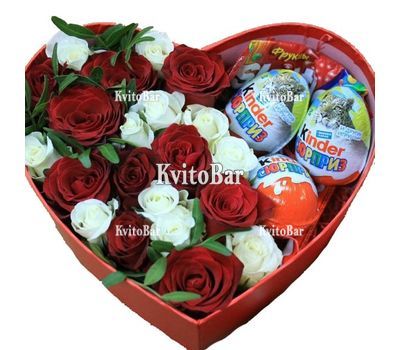 Троянди та солодощі у коробці серце