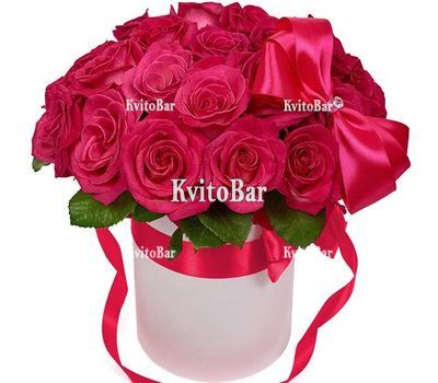 Бордові троянди в капелюшній коробці