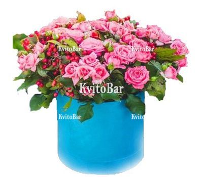 Кущові троянди в круглій коробці