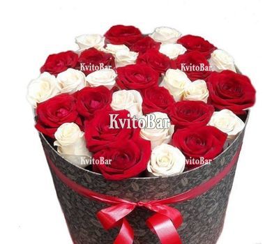Квіти в коробці червоні троянди