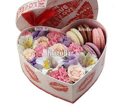 Макаруни з квітами в коробці