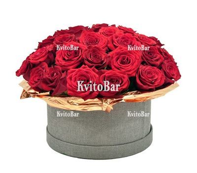 Великий букет троянд в коробці