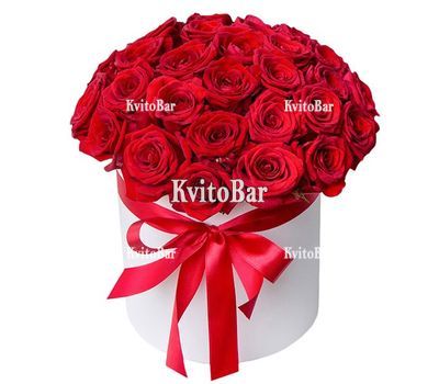 Красные розы в белой коробке