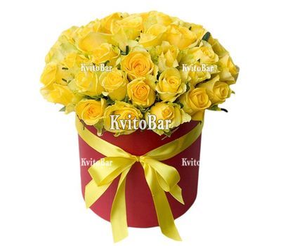Жовті троянди в капелюшній коробці