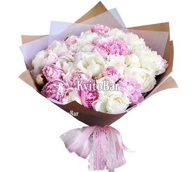 25 білих та рожевих півоній
