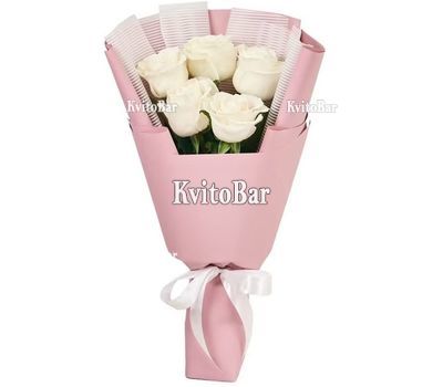 5 білих троянд