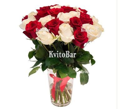 Букет із 29 різнокольорових троянд