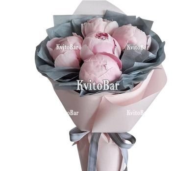 Букет із 5 півоній