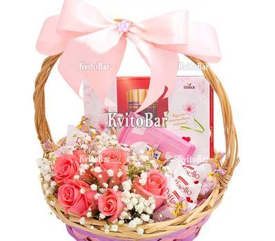 Гарний подарунковий кошик