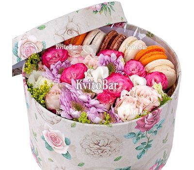 Композиция в коробке с Macarons