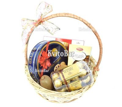 Кошик із цукерками у подарунок