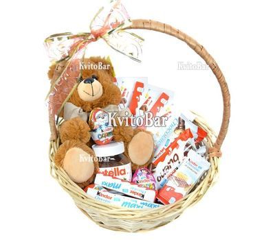 Кошик солодощів і м'яка іграшка