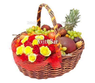 Кошик з квітами і фруктами