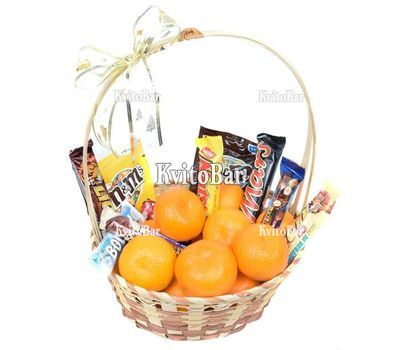 Кошик з мандаринами і солодощами