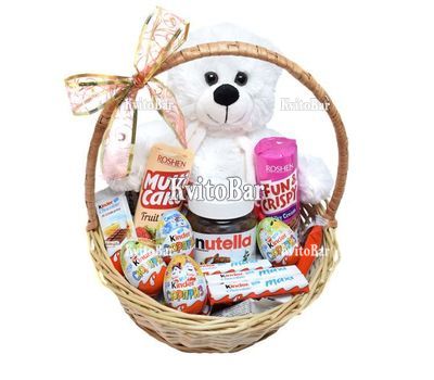 Кошик з солодощами і ведмедиком