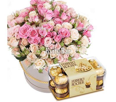 Ніжні кущові троянди в капелюшній коробці