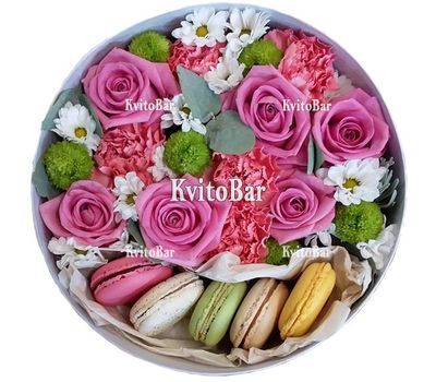 Квіти і Macarons в круглій коробці