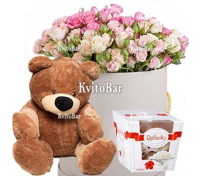 Коробка троянд з цукерками і ведмедиком