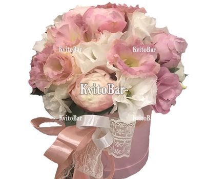 Пионы и эустома в коробке