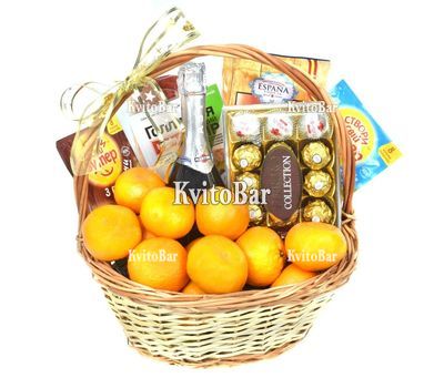 Кошик з фруктами та продуктами