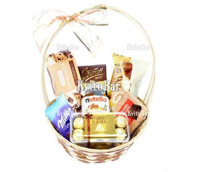 Кошик із солодощами на день народження