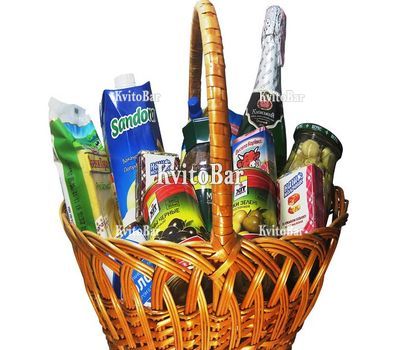 Подарунковий набір продуктів у кошику