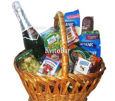 Подарунковий кошик з ковбасою та іншими продуктами