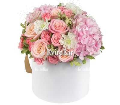 Коробка з гортензією та іншими квітами