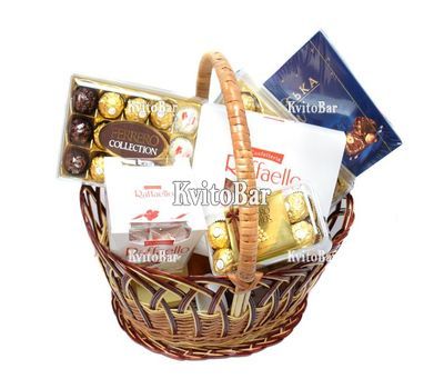 Велика корзина з цукерками